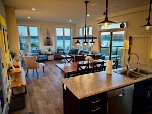 una cucina e un soggiorno con vista sull'oceano di Whitecaps Summit Beach House 