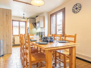 Η κουζίνα ή μικρή κουζίνα στο Appartement spacieux, centre village, animaux acceptés - FR-1-840-3 +2 φωτογραφίες