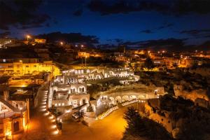 Blick auf die Stadt in der Nacht mit Lichtern in der Unterkunft Signature Cave Cappadocia, Trademark Collection by Wyndham in Ürgüp