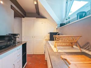 eine Küche mit einer Bank in der Mitte einer Theke in der Unterkunft Maison paisible à Châteauroux avec jardin et parking privé - FR-1-591-759 in Châteauroux