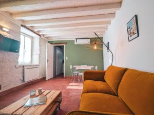 ein Wohnzimmer mit Sofa und Tisch in der Unterkunft Maison paisible à Châteauroux avec jardin et parking privé - FR-1-591-759 in Châteauroux