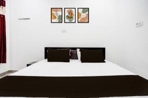 Postel nebo postele na pokoji v ubytování Hotel O Maa Santoshi