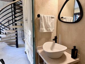 un bagno con un lavandino e uno specchio di Sofia en ValQuirico a Santeagueda Altre 26 foto