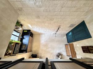 una sala da pranzo con tavoli e soffitto di Sofia en ValQuirico a Santeagueda