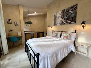 una camera da letto con un letto grande e una scrivania di Sofia en ValQuirico a Santeagueda