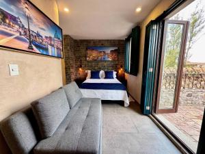 a bedroom with a bed and a couch in a room at Venezia 2 en ValQuirico in Santeagueda