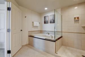 Bagno di Solstice Studio at MGM Signature Tower 3 BALCONY STRIP VIEW F1 TRACK VIEW