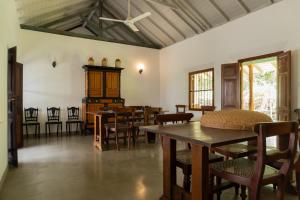 a room with a dining room with tables and chairs at Villa Kobeimalhena, Matara in Matara