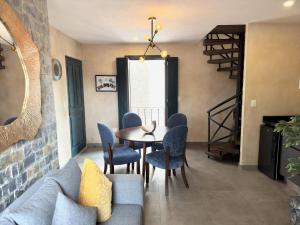 un soggiorno con tavolo, sedie e camino di Venezia 1 en ValQuirico a Santeagueda