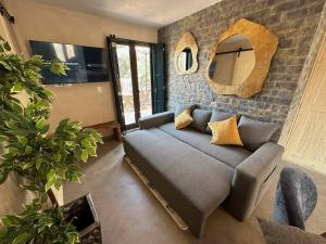 un soggiorno con un divano e uno specchio di Venezia 1 en ValQuirico a Santeagueda