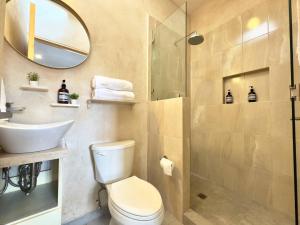 un bagno con wc, lavandino e doccia di Venezia 1 en ValQuirico a Santeagueda Altre 23 foto