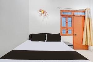 Postel nebo postele na pokoji v ubytování Hotel O Raja Hotel