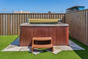 un sauna en bois avec un banc en bois à côté d'une clôture dans l'établissement 4052 - Endless Summer, à Kitty Hawk Beach