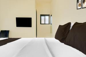 Ένα ή περισσότερα κρεβάτια σε δωμάτιο στο Hotel O Atithi Executive +44 φωτογραφίες