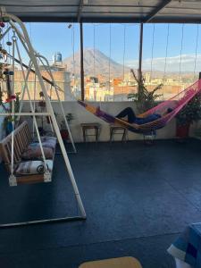 a hammock in a room with a view at Hab Simple baño compartido Estudiante o Voluntario terraza vista a los Volcanes in Arequipa