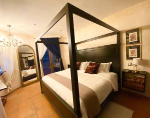 1 dormitorio con 1 cama grande con marco negro en Carmina en ValQuirico, en Santeagueda 24 fotos más