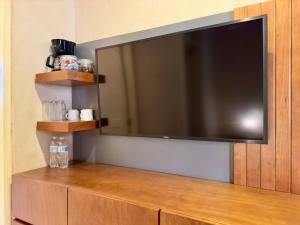 a flat screen tv sitting on top of a entertainment center at Botticelli 2 en ValQuirico in Santeagueda