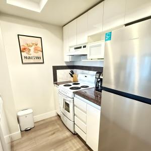 Stunning Skyline Views in a Cozy and Stylish Abode的厨房或小厨房