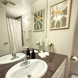 温哥华Stunning Skyline Views in a Cozy and Stylish Abode的带两个水槽和一面镜子的浴室