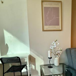 Stunning Skyline Views in a Cozy and Stylish Abode的休息区