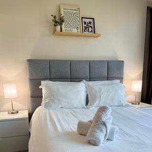 Stunning Skyline Views in a Cozy and Stylish Abode客房内的一张或多张床位