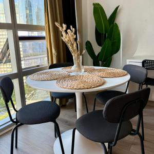 温哥华Stunning Skyline Views in a Cozy and Stylish Abode的有桌子和椅子的餐厅