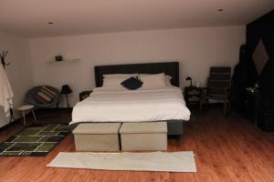 Letto o letti in una camera di mountain cabin with private waterfall and river