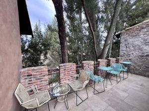 Un grupo de sillas y mesas en un patio. en Valeria en ValQuirico, en Santeagueda