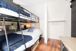 a bedroom with a bunk bed and a desk at tai南元町25 in Tokyo