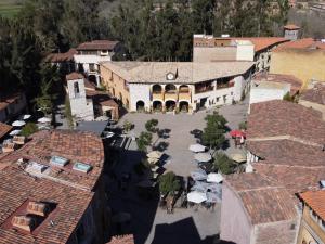 an aerial view of a town with buildings and umbrellas at Cherubiel en ValQuirico in Santeagueda