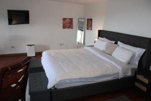 Letto o letti in una camera di mountain cabin with private waterfall and river