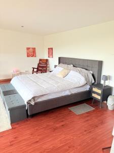 Letto o letti in una camera di mountain cabin with private waterfall and river
