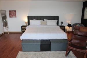 una camera da letto con un letto grande e una sedia di mountain cabin with private waterfall and river a Monteverde Costa Rica