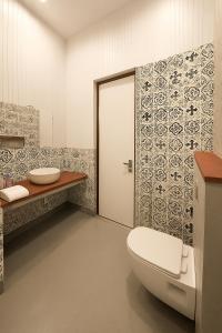 Koupelna v ubytování Qila Hotel