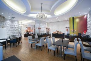 a restaurant with tables and chairs and a chandelier at 上海天平宾馆 in Shanghai