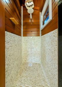 a bathroom with a shower with wooden walls and a ceiling at Pousada Villa del Lótus in Itarema +81 photos