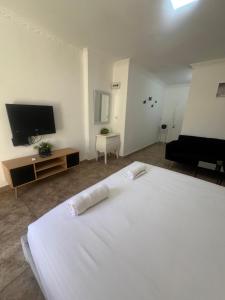 Gallery image of Black & white by Loren village in Neve Zohar