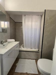 Gallery image of Black & white by Loren village in Neve Zohar