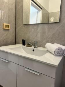 Gallery image of Black & white by Loren village in Neve Zohar +27 photos