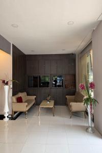 a living room with two couches and a table at Golden Star Pattaya in Ban Nong Chaeng