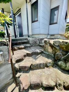 阪南市にあるHannan Village fifthの石畳の家の前の道路
