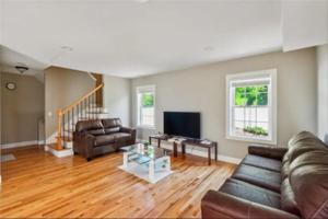 Posezení v ubytování Elegant 3BR Home in Worcester