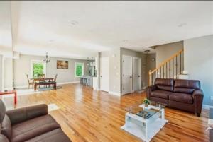 Posezení v ubytování Elegant 3BR Home in Worcester