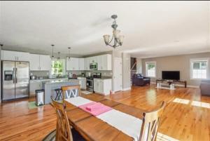 Kuchyň nebo kuchyňský kout v ubytování Elegant 3BR Home in Worcester
