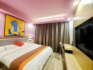 a hotel room with a bed and a tv at Jun Hotel Hubei Wuhan Jianghan District Jianghan Road Walking Street in Wuhan