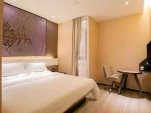 Postel nebo postele na pokoji v ubytování IU Hotel Suizhou Shunjing Avenue Passenger Transportation Center