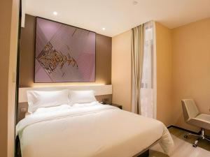 Postel nebo postele na pokoji v ubytování IU Hotel Suizhou Shunjing Avenue Passenger Transportation Center + 8 fotografií