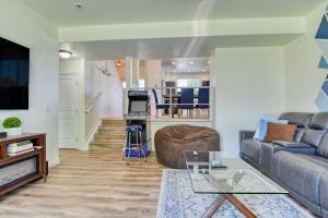una sala de estar con un sofá y una mesa en FlightDeck HotTub Fireplace NearAirport FamilyHome, en Colorado Springs