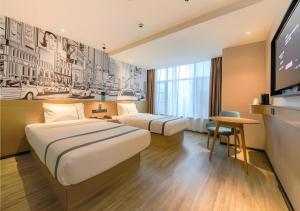 City Comfort Inn Shiyan High-speed Railway Wanda Plaza في Shiyan: غرفة فندقية بسريرين وتلفزيون بشاشة مسطحة +34 صورة