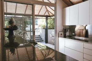 Kuchyň nebo kuchyňský kout v ubytování Grand Luxe Villa - 2 Bedroom Retreat with Pool and Spa.